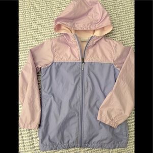 Columbia kids windbreaker with hood, pockets, and trunk lightly fleece lined.